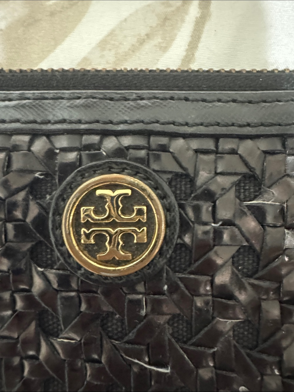 Tory Burch Black Woven Leather Zip Wallet with Gold Logo - Picture 2 of 7
